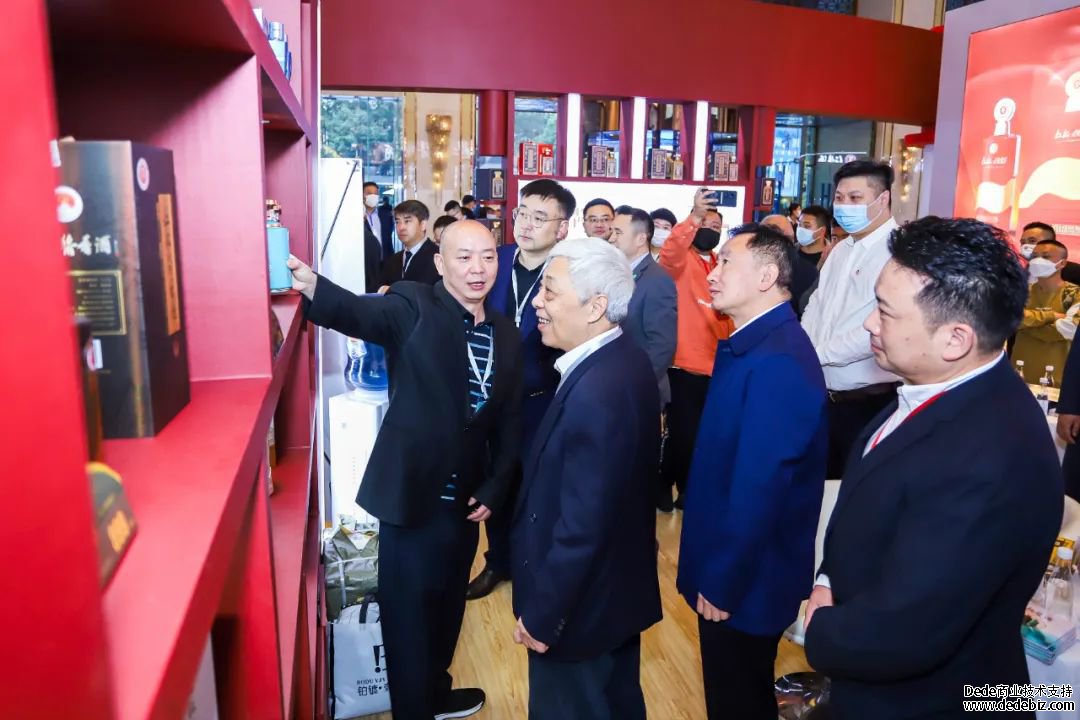 聚焦春糖|刘员、刘进到仁怀酱香酒展区巡馆(图2) 聚焦春糖|刘员、刘进到仁怀酱香酒展区巡馆(图2)