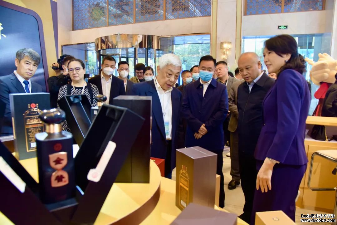 聚焦春糖|刘员、刘进到仁怀酱香酒展区巡馆(图1) 聚焦春糖|刘员、刘进到仁怀酱香酒展区巡馆(图1)