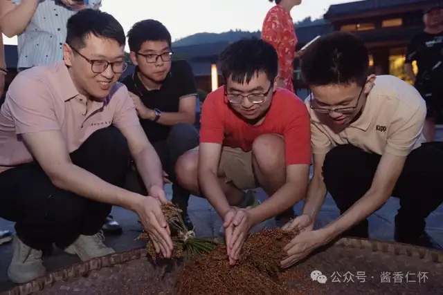 围甲棋手仁怀体验“非遗”高粱归仓(图3)