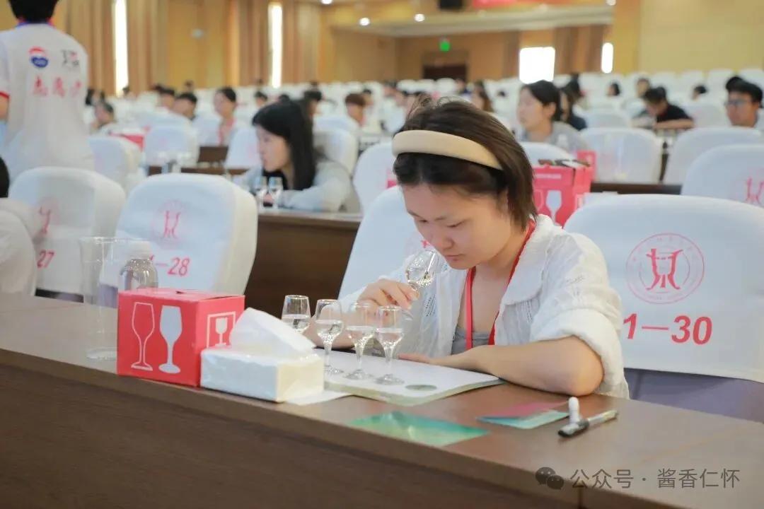 2025年“汉酱杯”第六届全国大学生品酒技能大赛贵州省选拔赛落幕(图2)