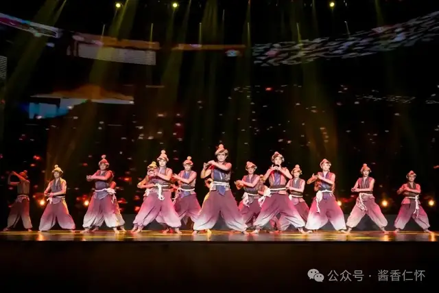 “酒都欢歌·喜迎新年”群众文化汇演暨中国酱香白酒核心产区(仁怀)第三批亲民酒发布活动在酒都大剧院举行(图4) “酒都欢歌·喜迎新年”群众文化汇演暨中国酱香白酒核心产区(仁怀)第三批亲民酒发布活动在酒都大剧院举行(图4)