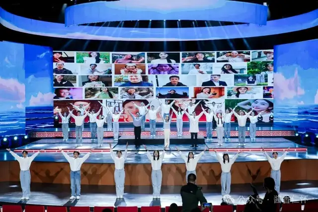 “酒都欢歌·喜迎新年”群众文化汇演暨中国酱香白酒核心产区(仁怀)第三批亲民酒发布活动在酒都大剧院举行(图5) “酒都欢歌·喜迎新年”群众文化汇演暨中国酱香白酒核心产区(仁怀)第三批亲民酒发布活动在酒都大剧院举行(图5)