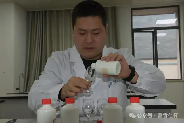 【新晋“国评”风采】李显彬:酿造新生活 品出酱酒魂(图2) 【新晋“国评”风采】李显彬:酿造新生活 品出酱酒魂(图2)